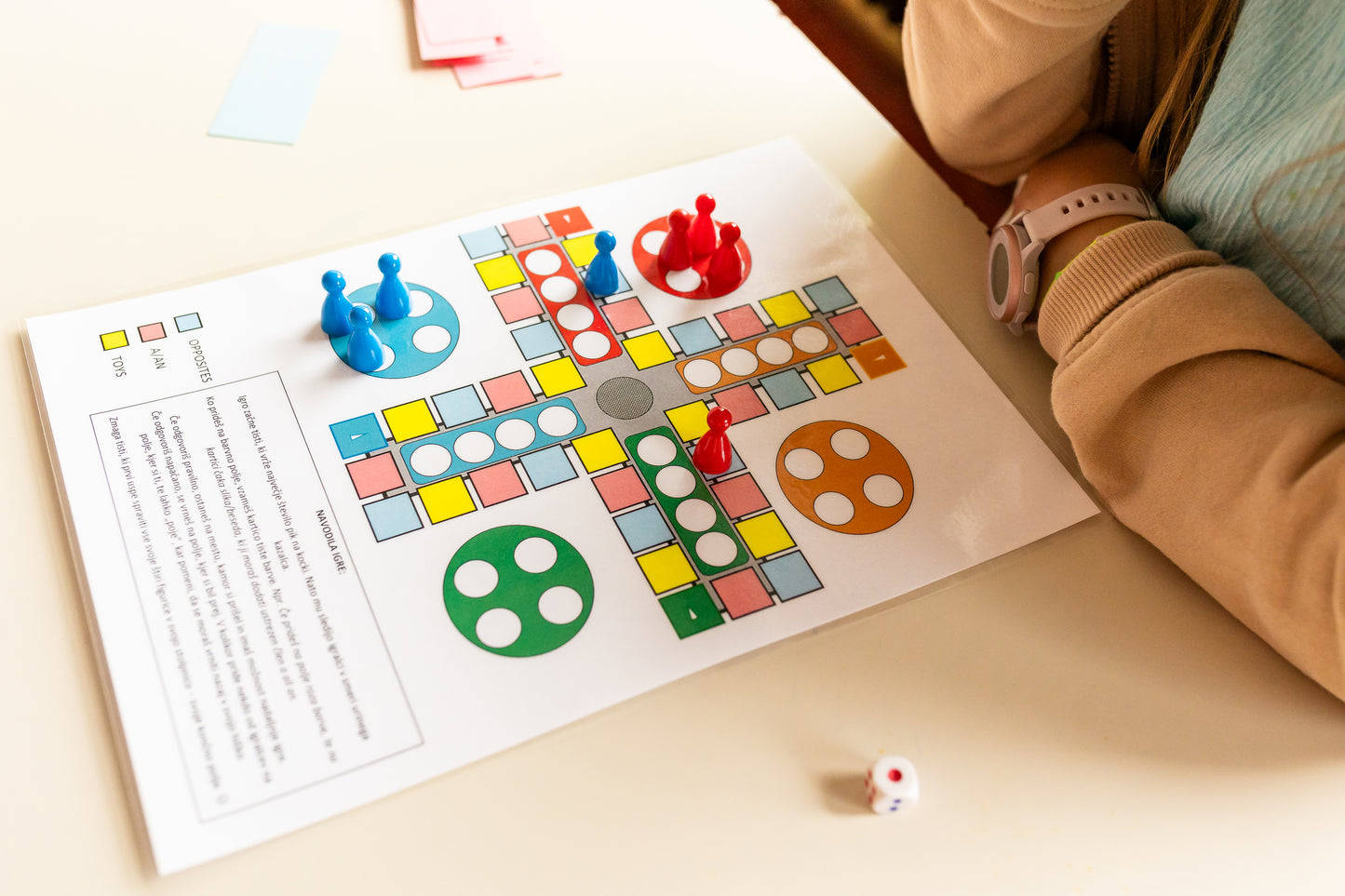 IGRAČE, NASPROTJA, ČLEN A IN AN (Toys, opposites, a, an)